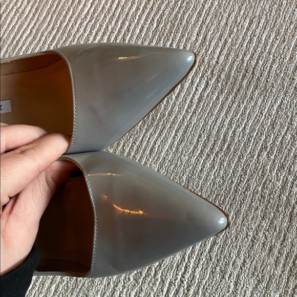 Manolo Blahnik Gray Patent Leather Pointed Pumps Closed Toe Heels Size 7.5 - Picture 3 of 16